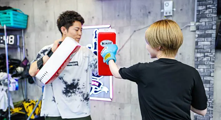 トレーナーによるミット指導